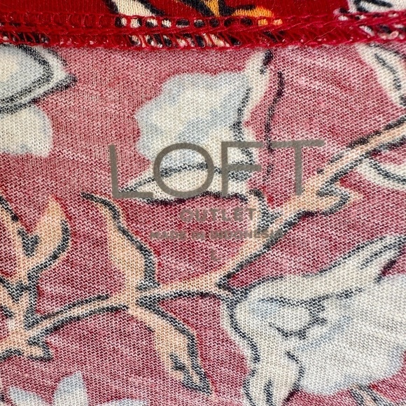 LOFT, WOMENS RED, FLORAL PRINT TOP. V-NECK, BUTTON FRONT, SHORT SLEEVE. SIZE L - Picture 6 of 7